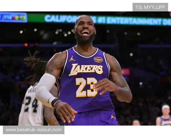 湖人客场大胜奇才期间，詹姆斯空接背扣点燃球队士气